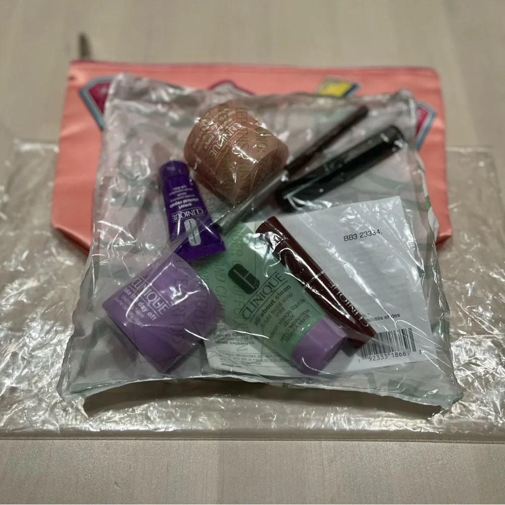 Brand new 8-piece Clinique set 2023 batch code - Picture 2 of 4